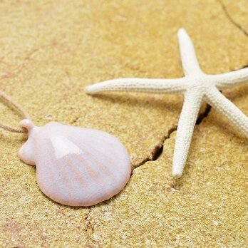 桃色の貝殻・B ／ネックレス［陶器・革ひも］