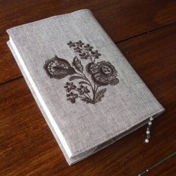 花刺繍の文庫本ブックカバー　茶1の画像