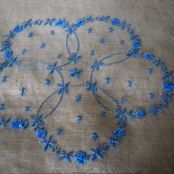 スウェーデン刺繍のリネンのクロス「花輪」の画像