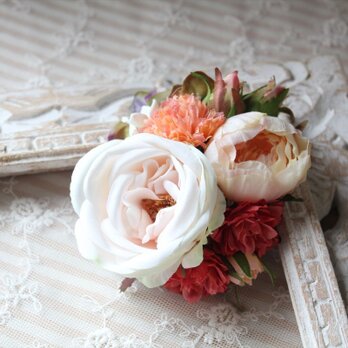 アプリコットとベージュ系ローズのコサージュ＆髪飾り