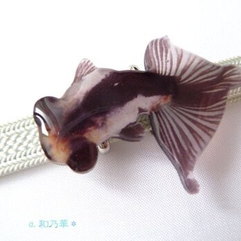 (帯留)涼しげな白黒デメキン〈左向き〉金魚の画像