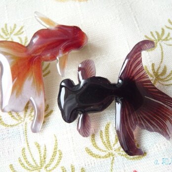 （ブローチ2個ペア）赤い金魚＆黒デメキンの画像