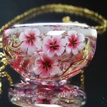 ピンクの花のとんぼ玉　ガラスペンダントの画像