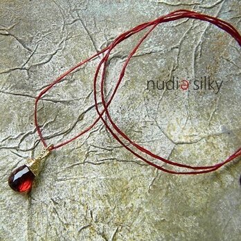 草木染シルクネックレス「モザンビークガーネット」