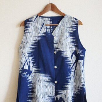 燕浴衣地のVネックノースリーブブラウス