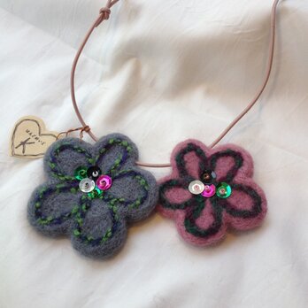 羊毛フェルトお花のネックレスの画像