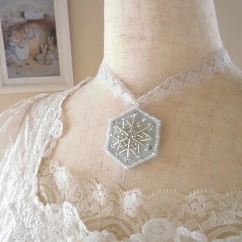 ビーズ刺繍の雪の結晶ネックレスの画像