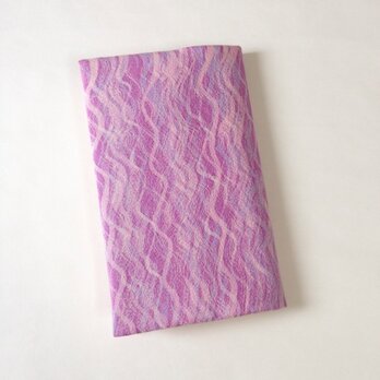 絹手染ブックカバー（新書用・縦波・薄赤紫）の画像