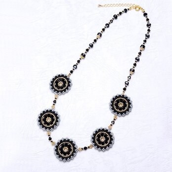 スワロフスキーの花模様のサークルネックレス・黒の画像