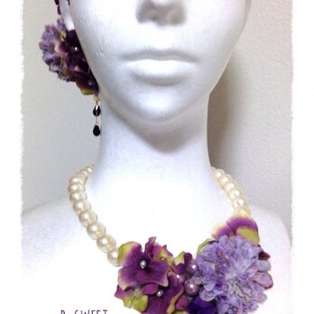 紫陽花とマムのネックレス(パープル)の画像
