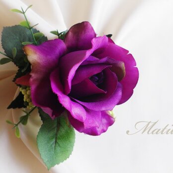 紫のバラと緑の実のコサージュの画像