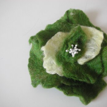 グリーンの花のコサージュ・ブローチの画像