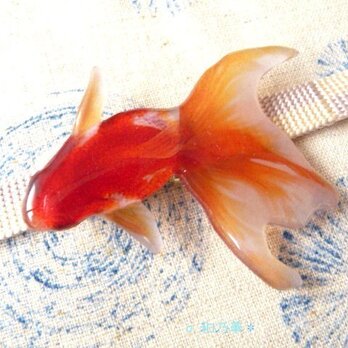 （帯留）涼しげな赤い金魚〈特大〉左向き　の画像