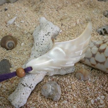 高瀬貝で作った白い羽根　⑥　バフ研磨仕上げの画像