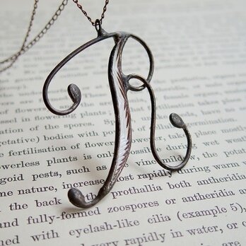 [R]のペンダント