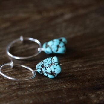 ターコイズ色天然石が揺れるイヤリング/シルバーノンホールピアス