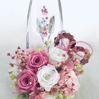 【プリザーブドフラワー／ガラスの靴シリーズ】ピンクと白の可憐なミニ薔薇とハートたちの楽しい時間の画像