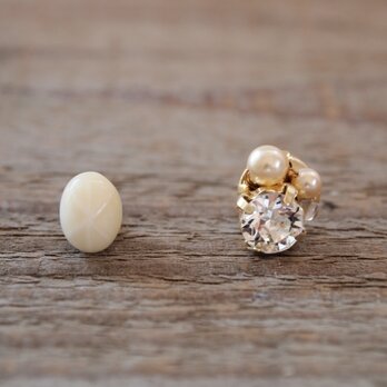 ミルキーカラーのアシンメトリーピアス