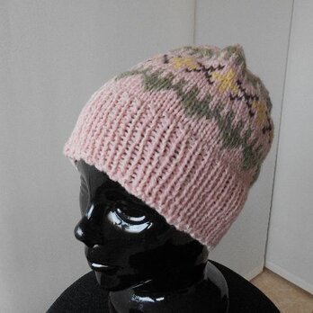 ピンクの編み込み帽子の画像