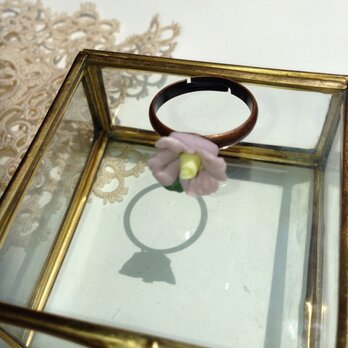 アンティーク風小花のリングの画像