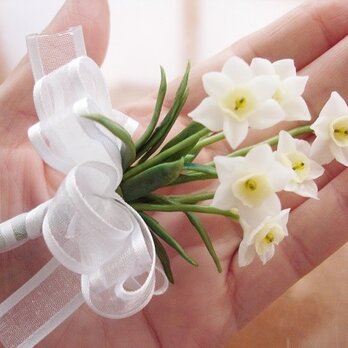 petit bouquet（日本水仙 のブローチ）の画像