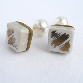 ヴィンテージTile スモールピアス／ホワイト箔スクエア