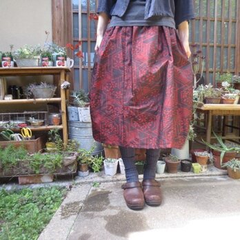 着物リメイク☆赤と黒のシック大島紬で変形スカート7３cm丈の画像