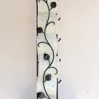 リーフモチーフのアイアンペーパーストッカー