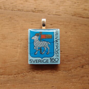 スウェーデンの切手を使ったスクラブルタイルペンダントの画像