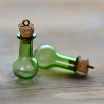 ボトルチャーム　ガラス瓶　グリーンの画像