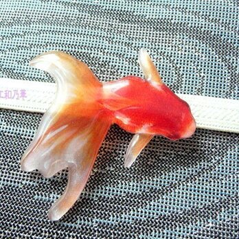 (帯留）赤い金魚〈大〉右向き　の画像