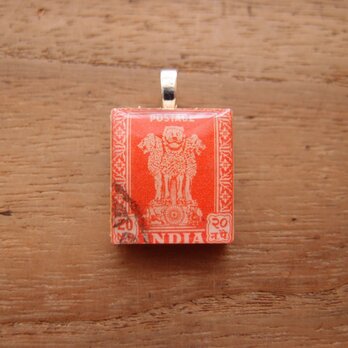 インドの切手を使ったスクラブルタイルペンダントの画像