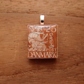 デンマークの切手を使ったスクラブルタイルペンダントの画像