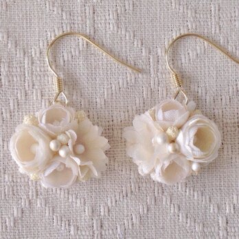 小花のぶら下がりピアス(オフホワイト)