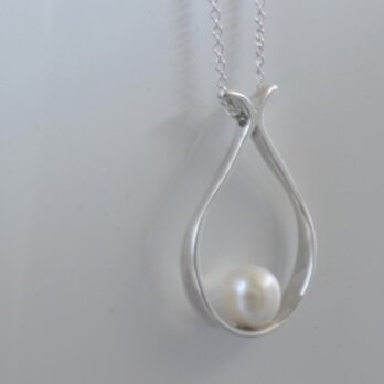 Silver and Pearl Necklaceの画像