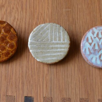 マミ様オーダー   陶器のブローチ  ３個セット まる型