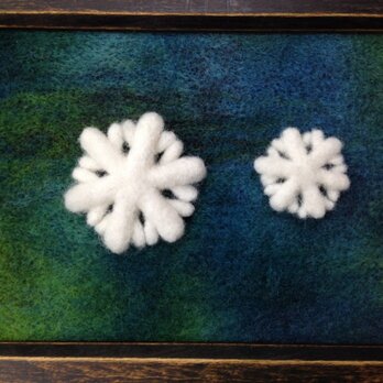 Y様ご注文品：羊毛のブローチ＊雪の結晶の親子の画像