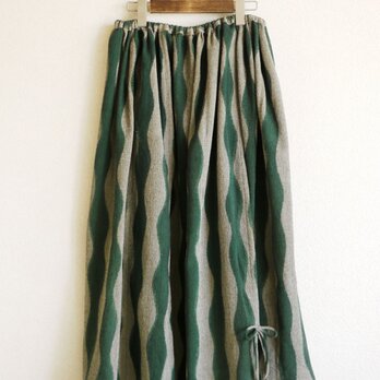 緑波線のロングスカートの画像
