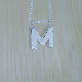 【M】アルファベット文字のペンダント＋チェーン付きの画像