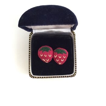 SALEいちご刺繍のピアス