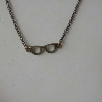 ぷっくりメガネのネックレス(古金）の画像