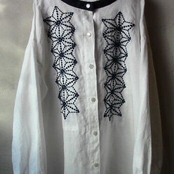 麻の葉　ㇳ　スタンドカラ―のブラウス