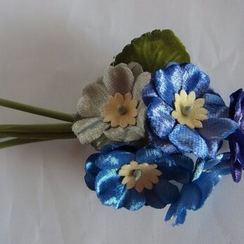 プリムラの花束コサージュ（ブルー系）の画像