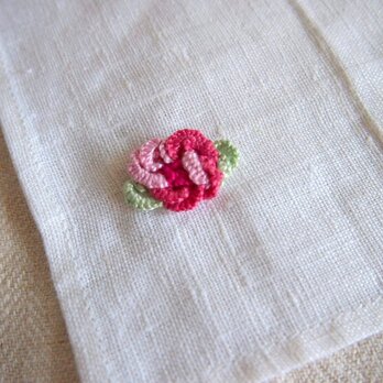 バラの立体的な刺繍をした小さなリネンクロスの画像
