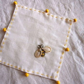 ミツバチの刺繍の小さなリネンのクロス、グラスカバーの画像
