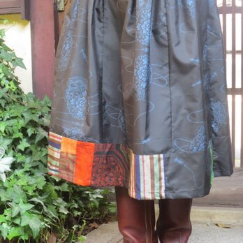 着物リメイク☆アンティークのシック大島に裾カラフルパッチ74㎝丈の画像