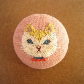手刺繍ブローチ　『アリスのネコ（ダイナ）』
