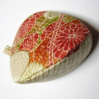 シルクで作った　貝の口　　「菊と松　梅」　アクセサリーケースの画像