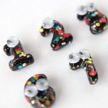 number pierced earringsの画像