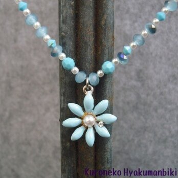 青い花のネックレスの画像